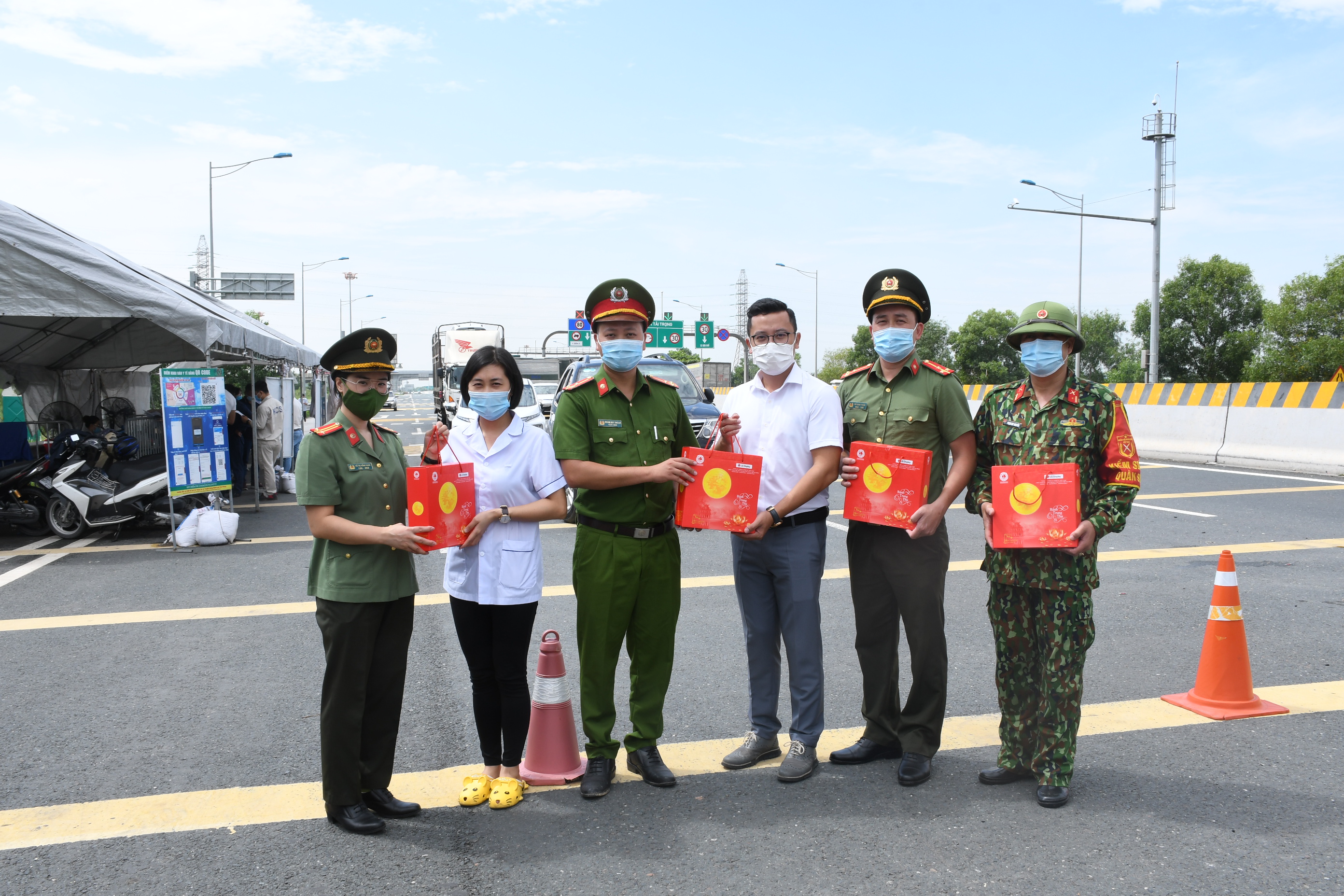 Tặng 800 suất quà cho cán bộ chiến sỹ tại 13 chốt liên ngành phòng chống dịch bệnh Covid-19 nhân dịp Tết Trung thu